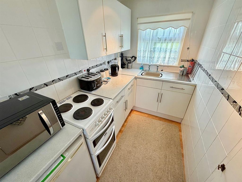 Property photo 2 of 8 Kitchenette