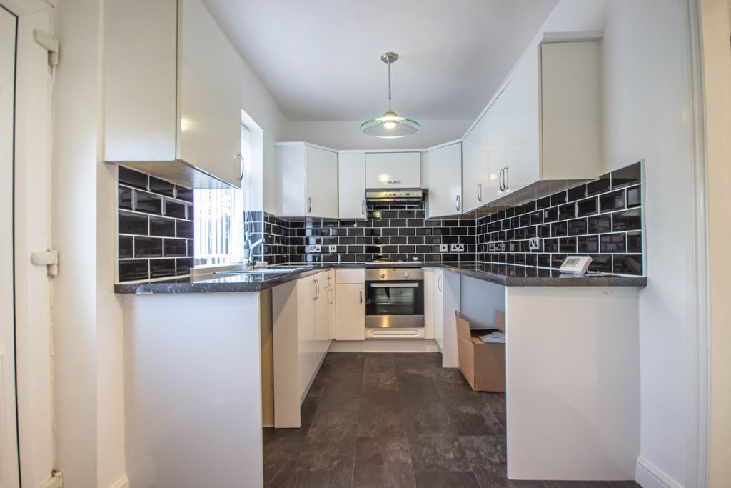 Property photo 3 of 12 4