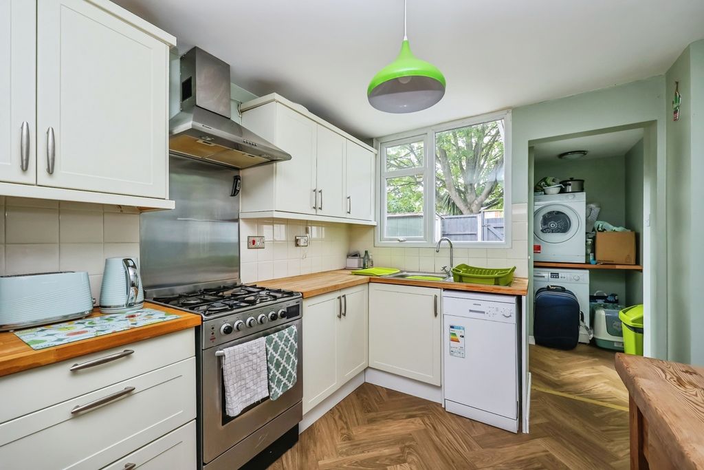 Property photo 2 of 15 Fitted Kitchen