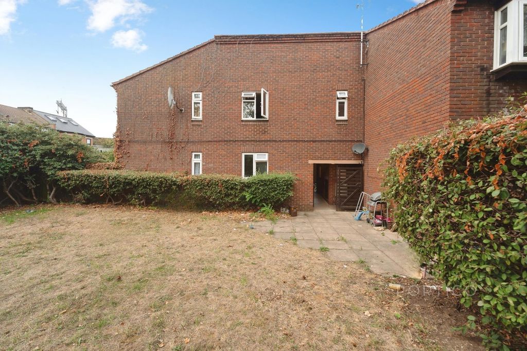 Property photo 2 of 16 Communal Garden