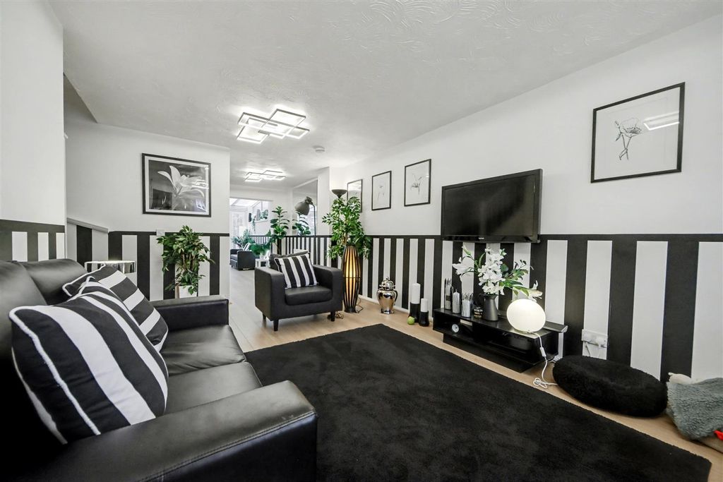 Property photo 2 of 12 Lounge.Jpg