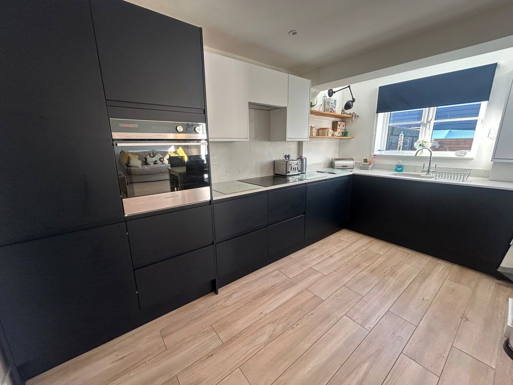 Property photo 3 of 14 Kitchen