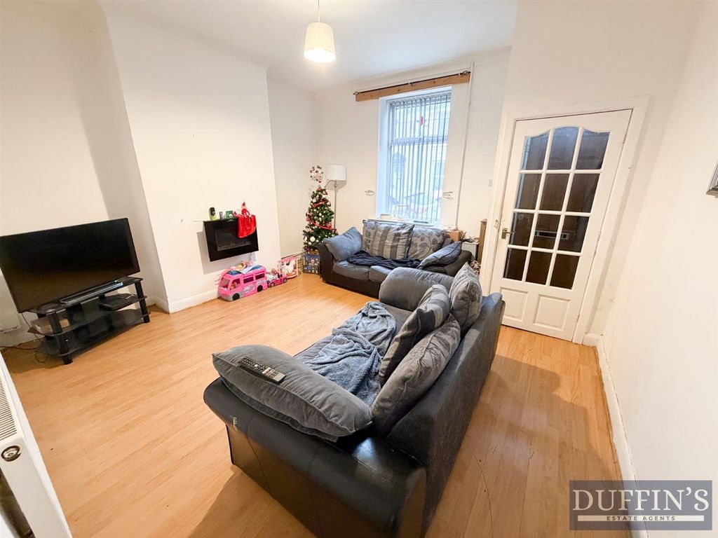 Property photo 2 of 8 Lounge