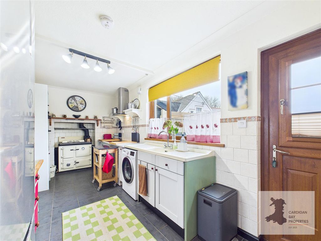 Property photo 3 of 27 Kitchen