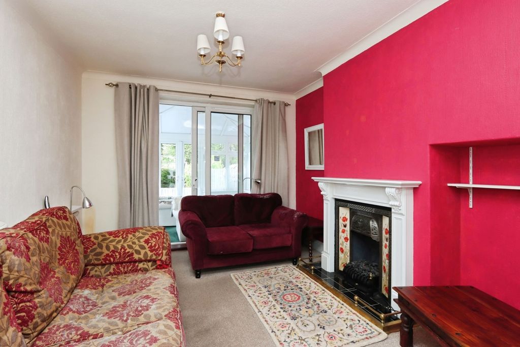 Property photo 2 of 18 Lounge