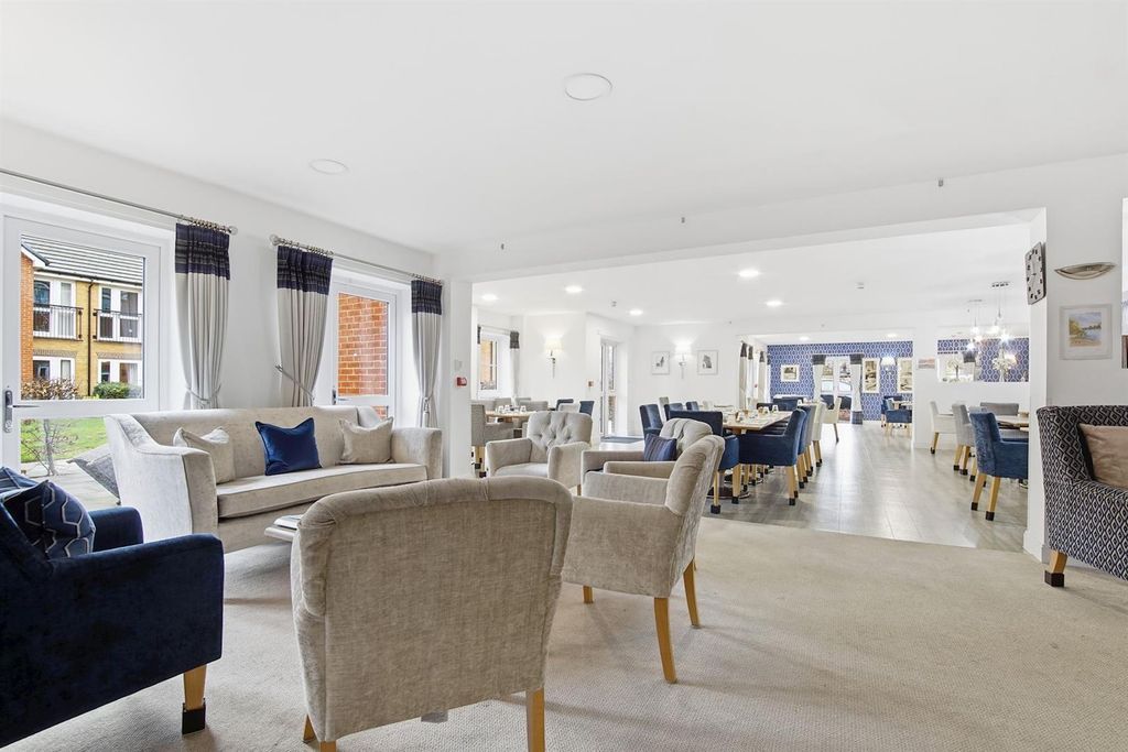 Property photo 3 of 15 15-6cd036-Edward-Place_015-Medium.Jpg