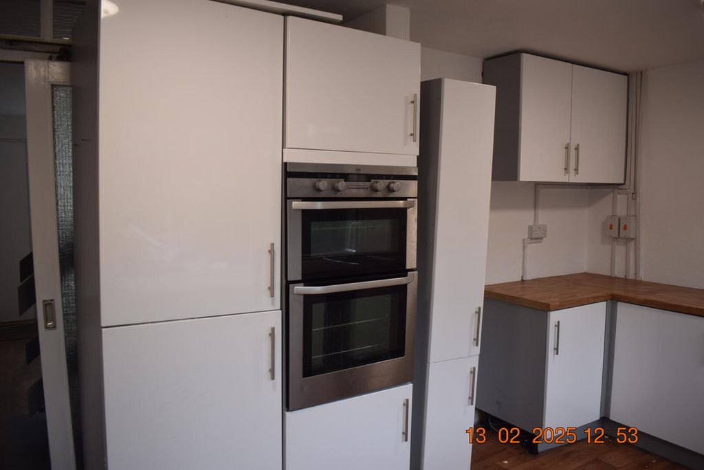 Property photo 3 of 11 Kitchen