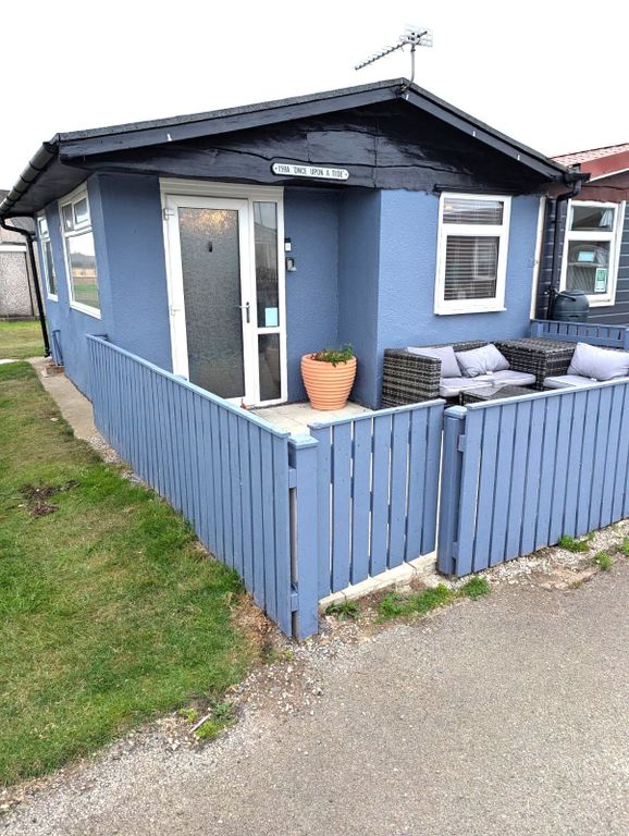 Property photo 1 of 9 2 Bedroom Semi-Detached Holiday Chalet.  Fully Furnished With All Contents Included