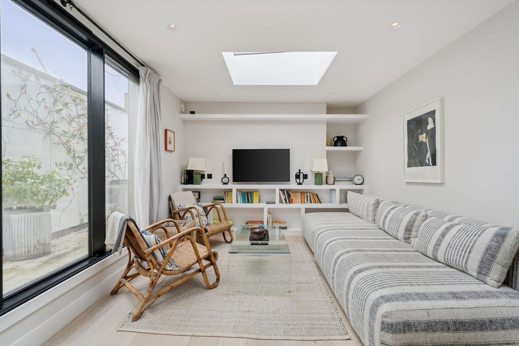 Property photo 3 of 10 Image