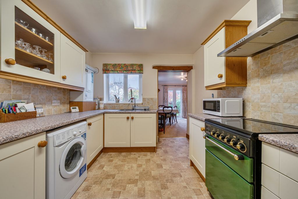 Property photo 3 of 24 Kitchen / Breakfast Room