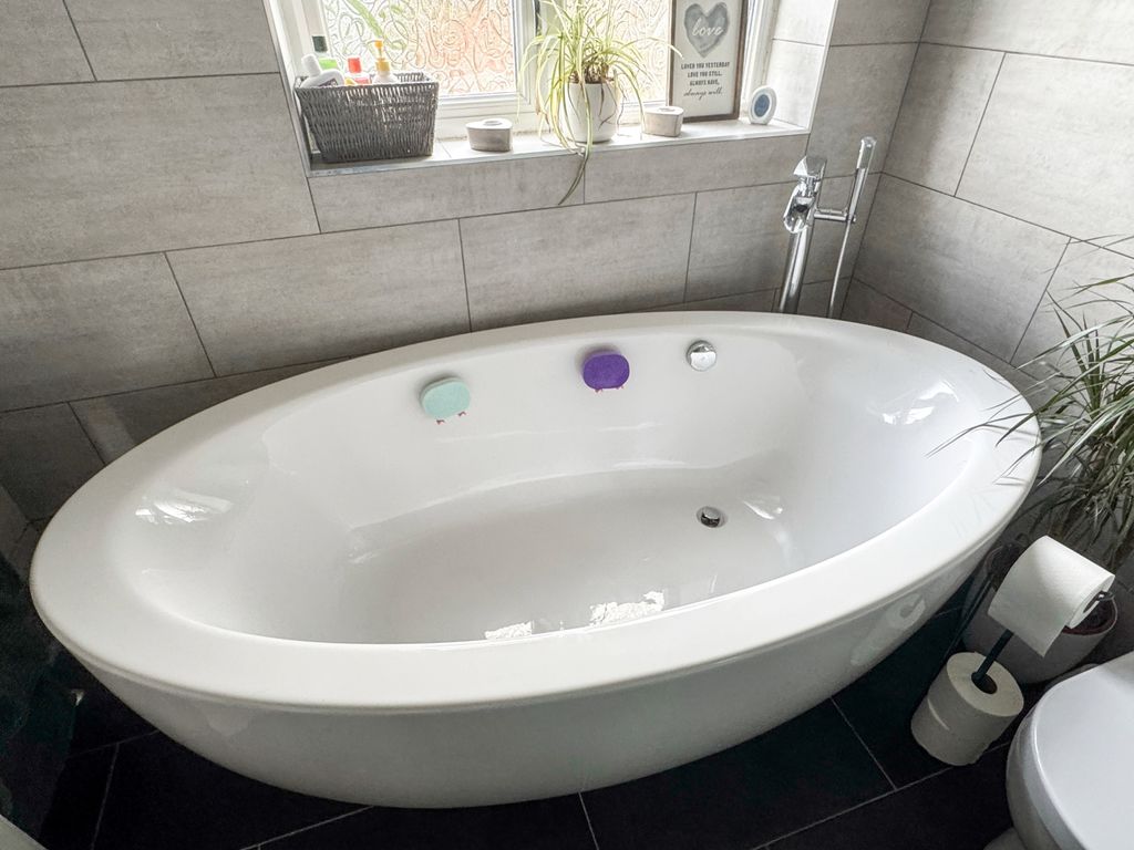 Property photo 3 of 26 Feature Bath