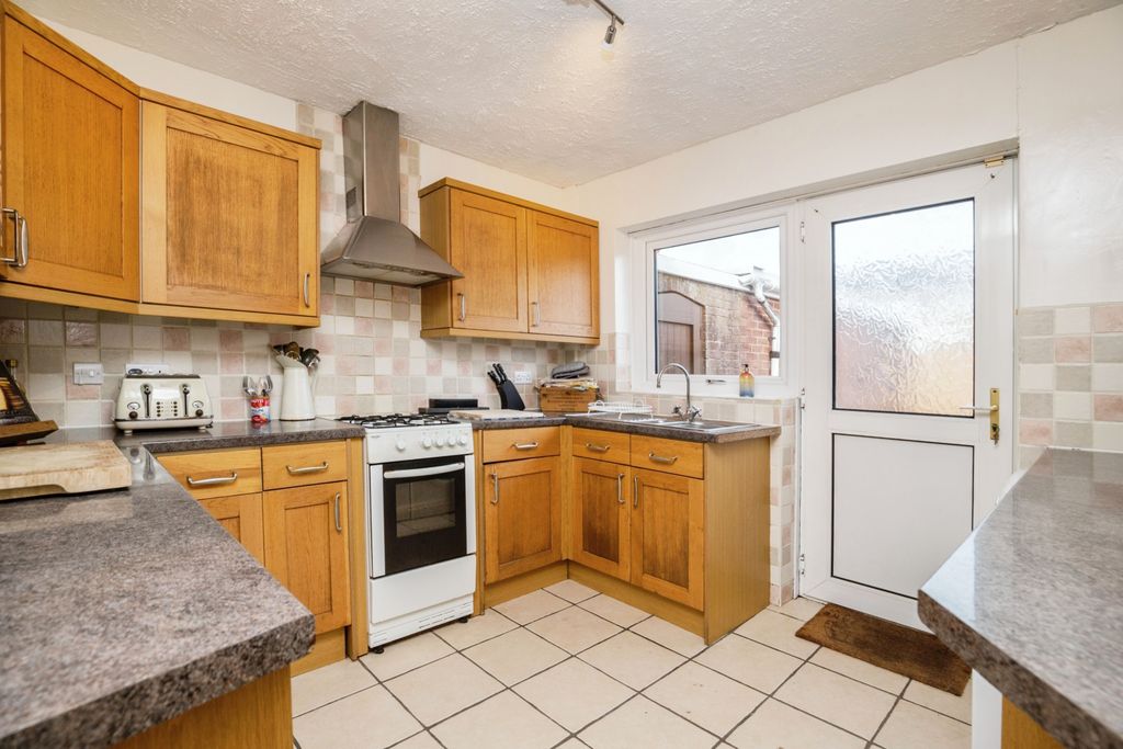 Property photo 3 of 15 Kitchen