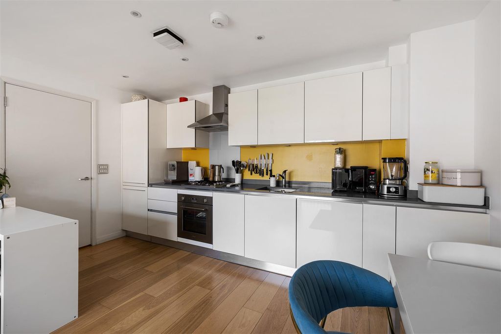 Property photo 2 of 20 Cresset Road, E9