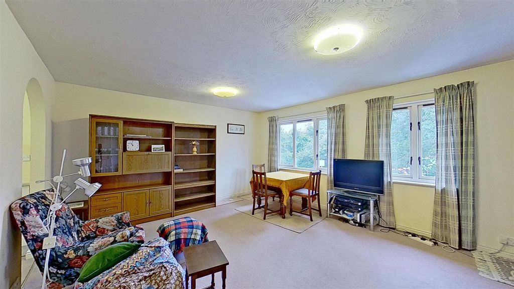 Property photo 2 of 15 1B-Barnfield-Close-09102025_213507.Jpg