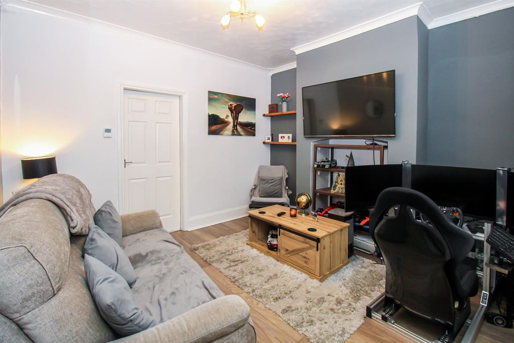 Property photo 3 of 8 Lounge