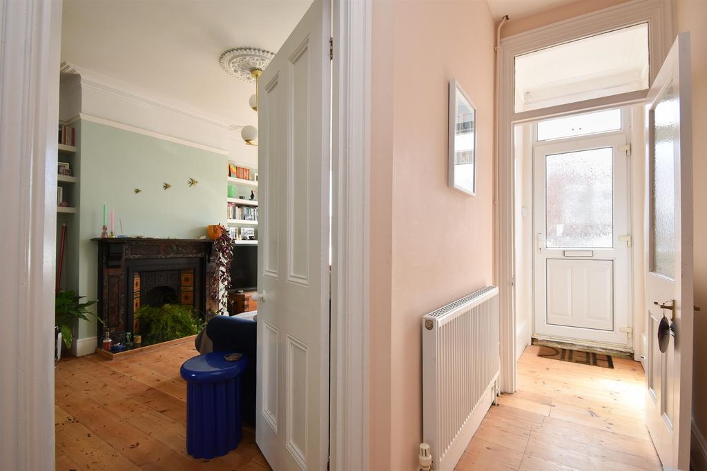 Property photo 3 of 18 Hallway