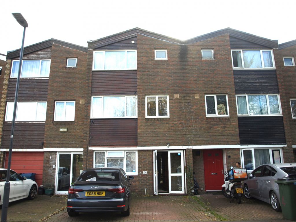 Property photo 1 of 6 Split Level Maisonette Situated Off Boxtree Lane In Harrow Weald