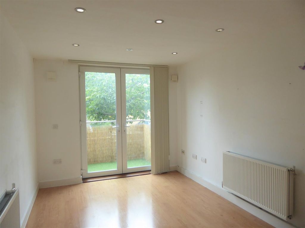 Property photo 2 of 6 Lounge