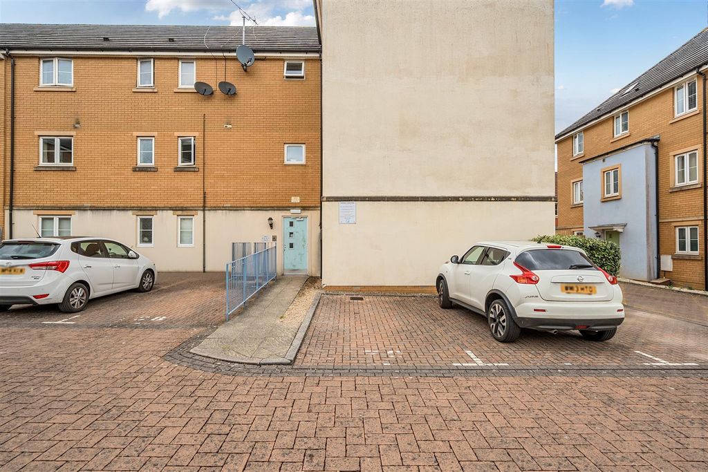 Property photo 2 of 12 Parking
