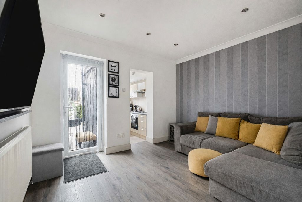 Property photo 3 of 8