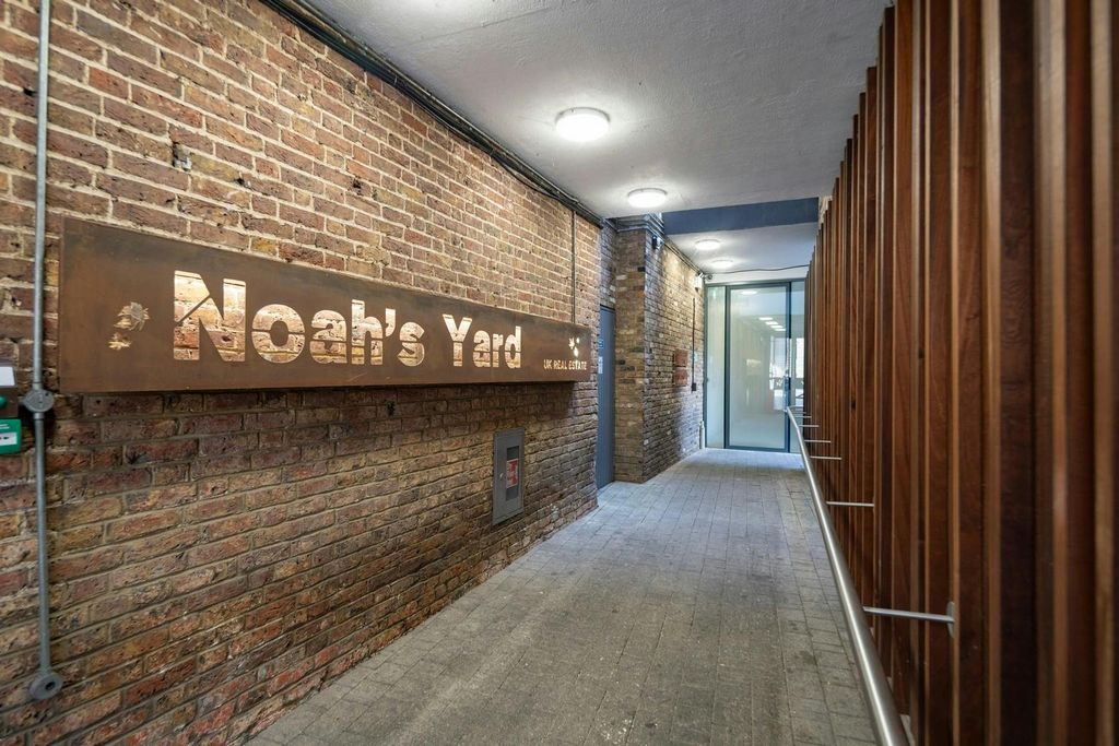 Property photo 2 of 21 Entrance