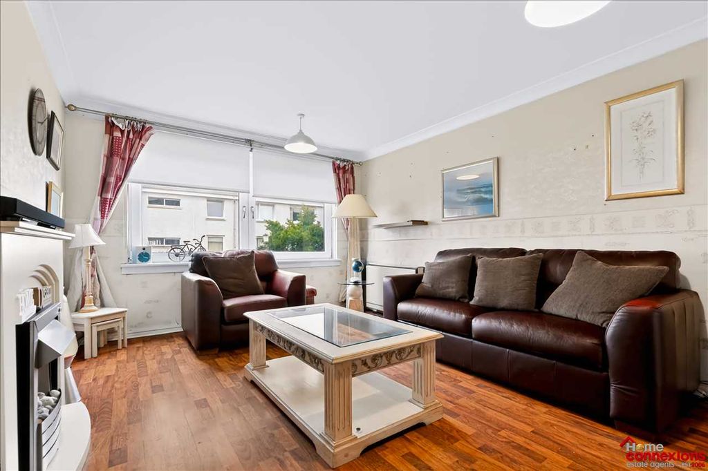 Property photo 3 of 14 Lounge