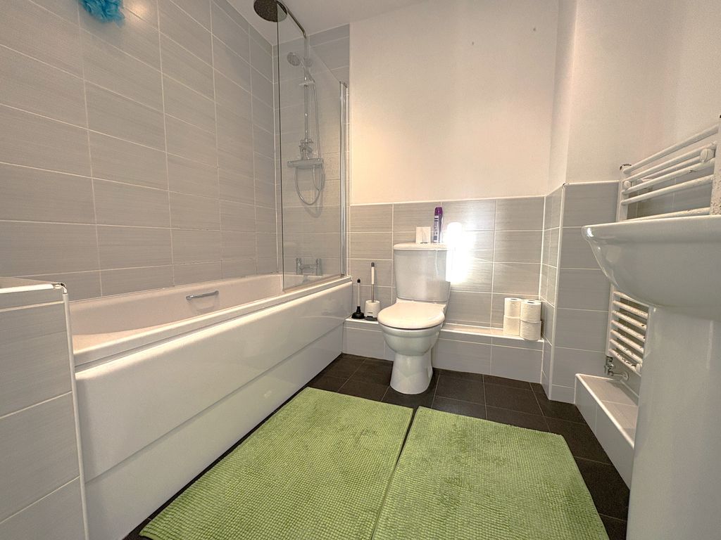 Property photo 2 of 8 Bathroom