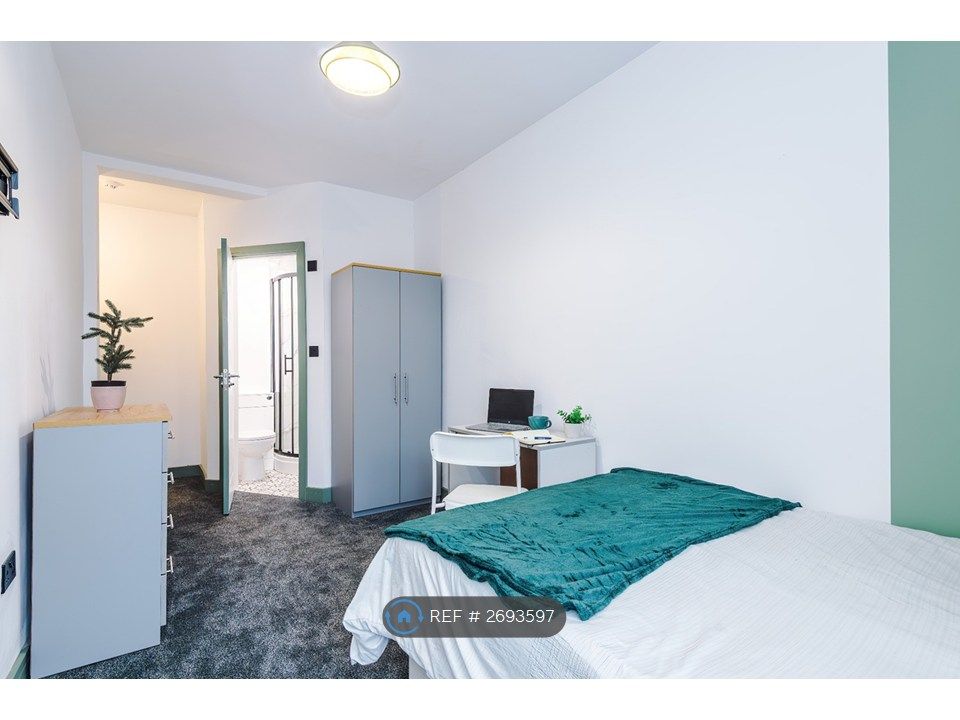 Property photo 2 of 18 Room 4