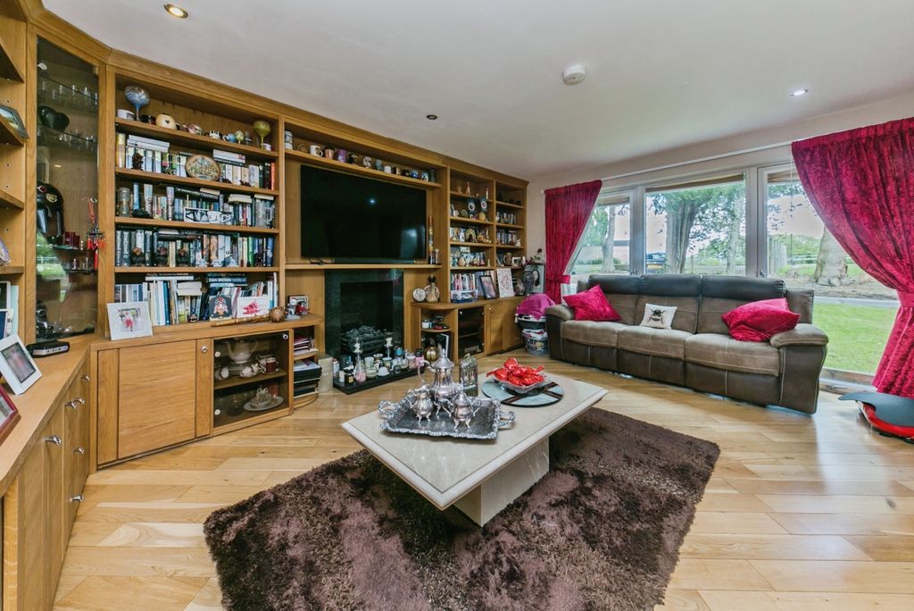 Property photo 2 of 20 Pbox-Img.Jpg