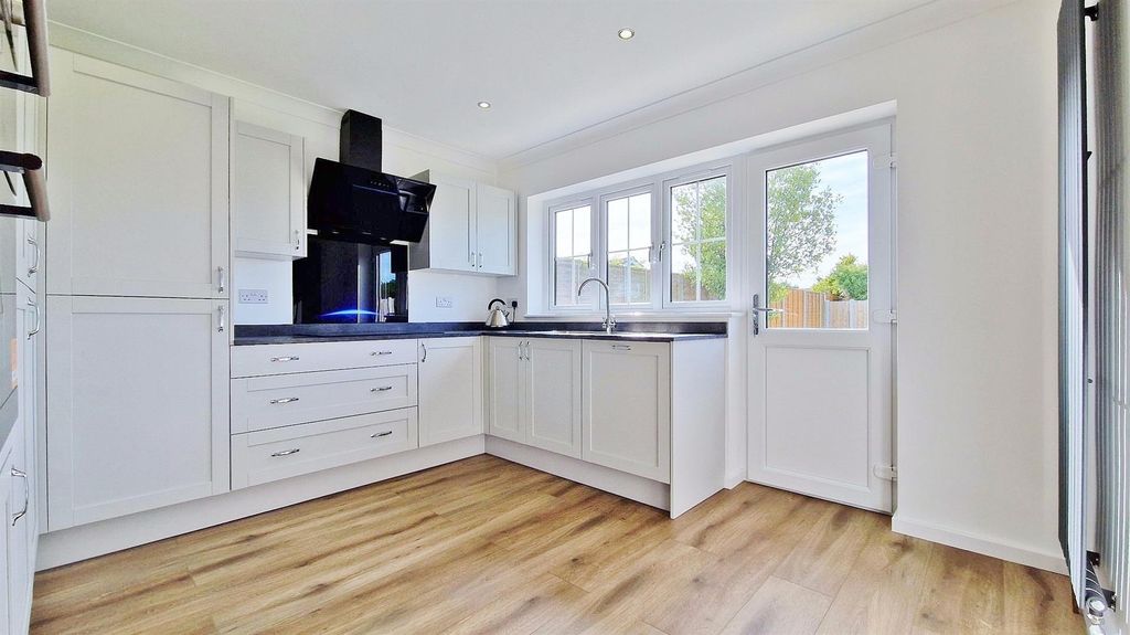 Property photo 2 of 19 Kitchen/Breakfast Room