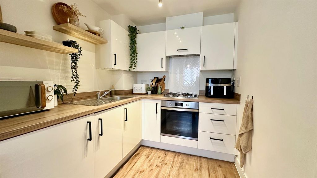 Property photo 2 of 27