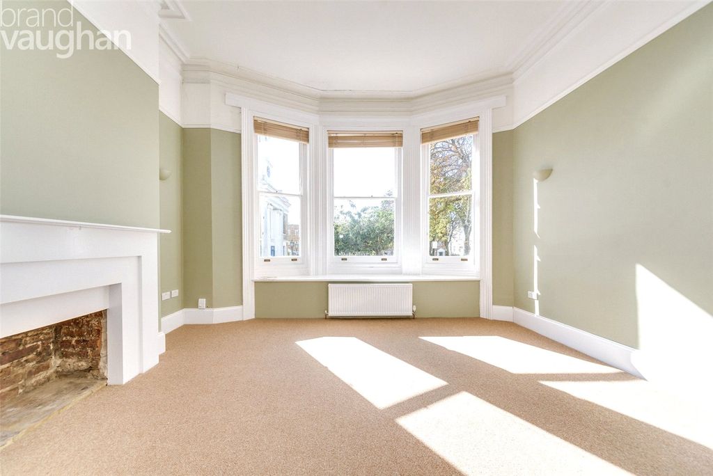 Property photo 3 of 10 Lounge