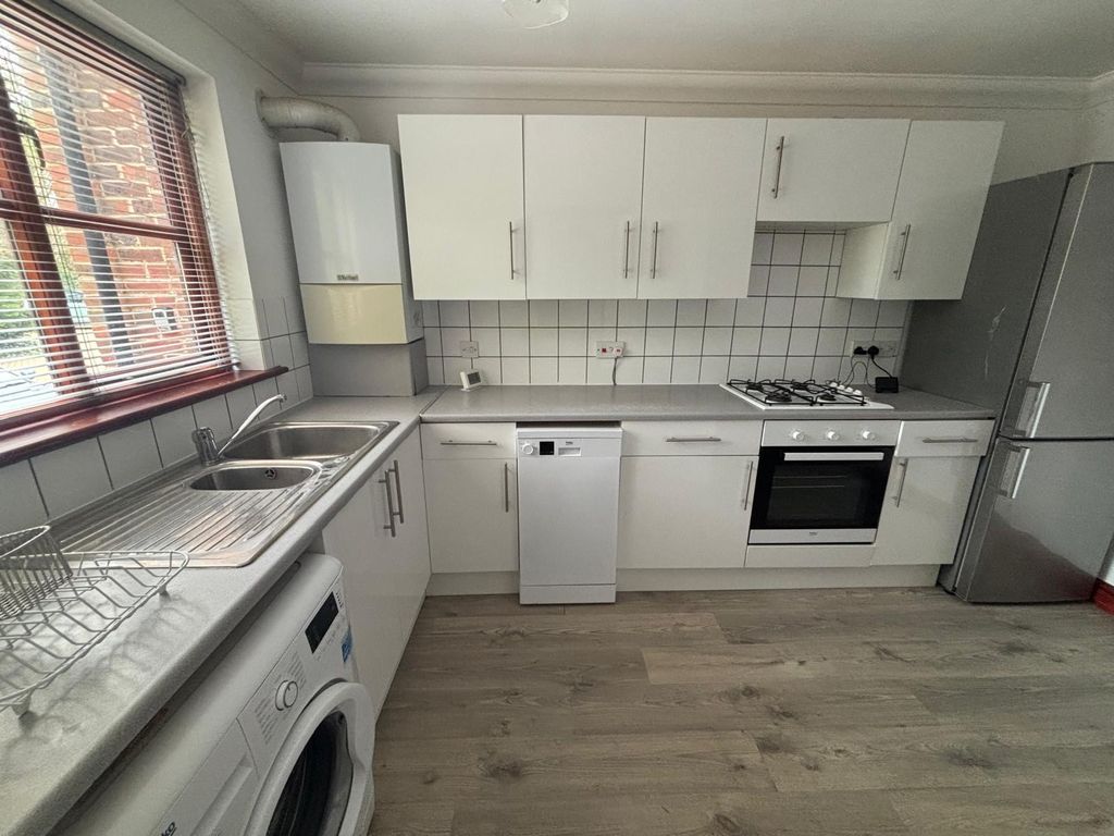 Property photo 3 of 10 Kitchen