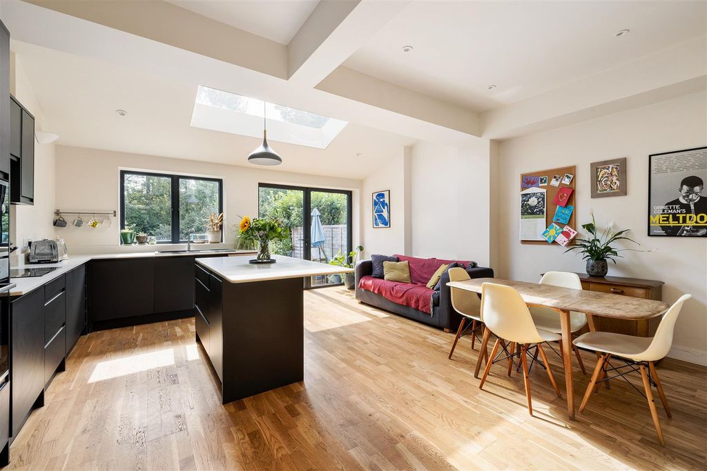 Property photo 2 of 33 Haldan Road E4