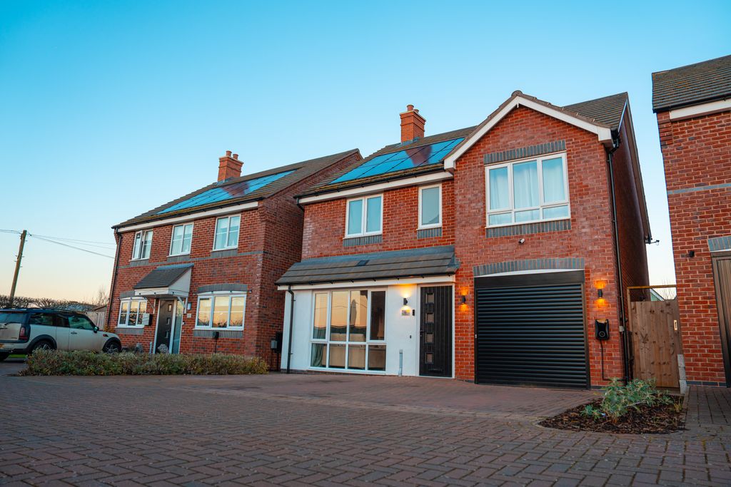 Property photo 1 of 28 Frontdrive