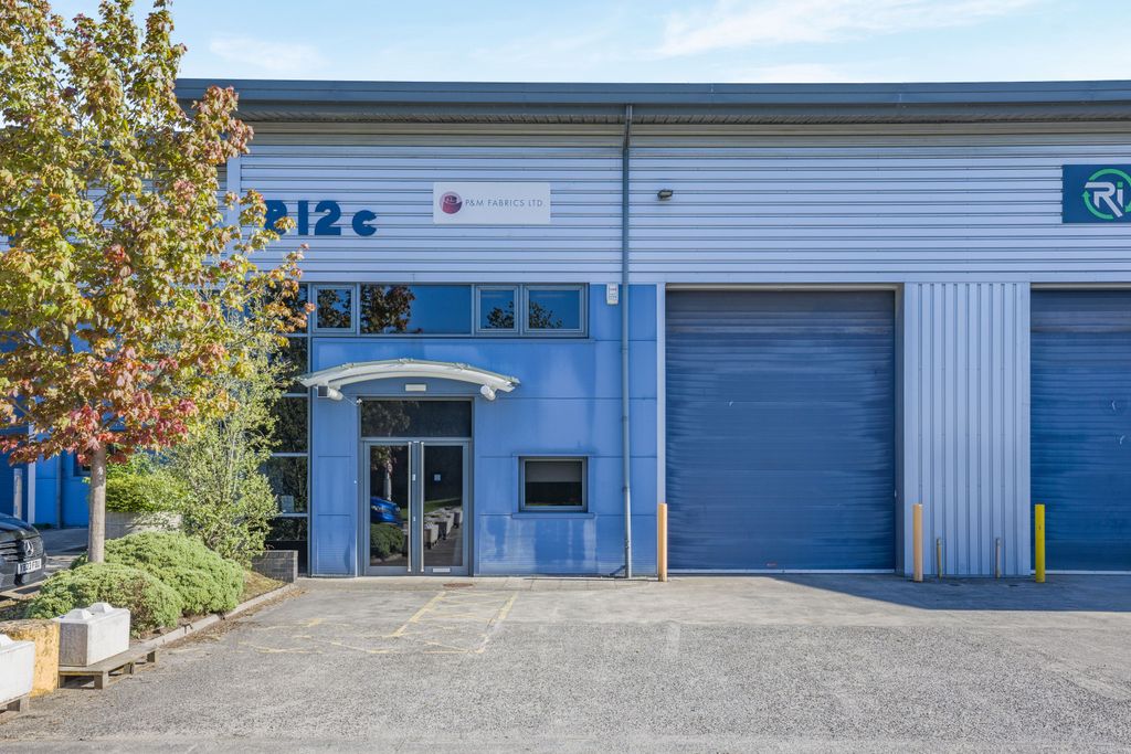 Property photo 3 of 8 8689863-Exterior04-800