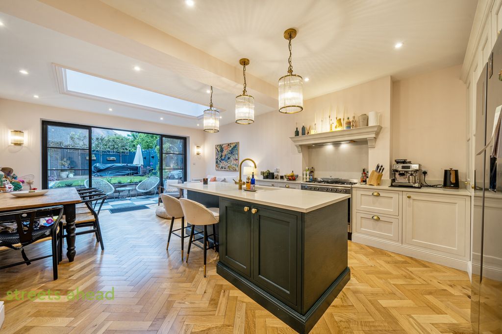 Property photo 2 of 22 Bf9c98Ff-5138-4d2...