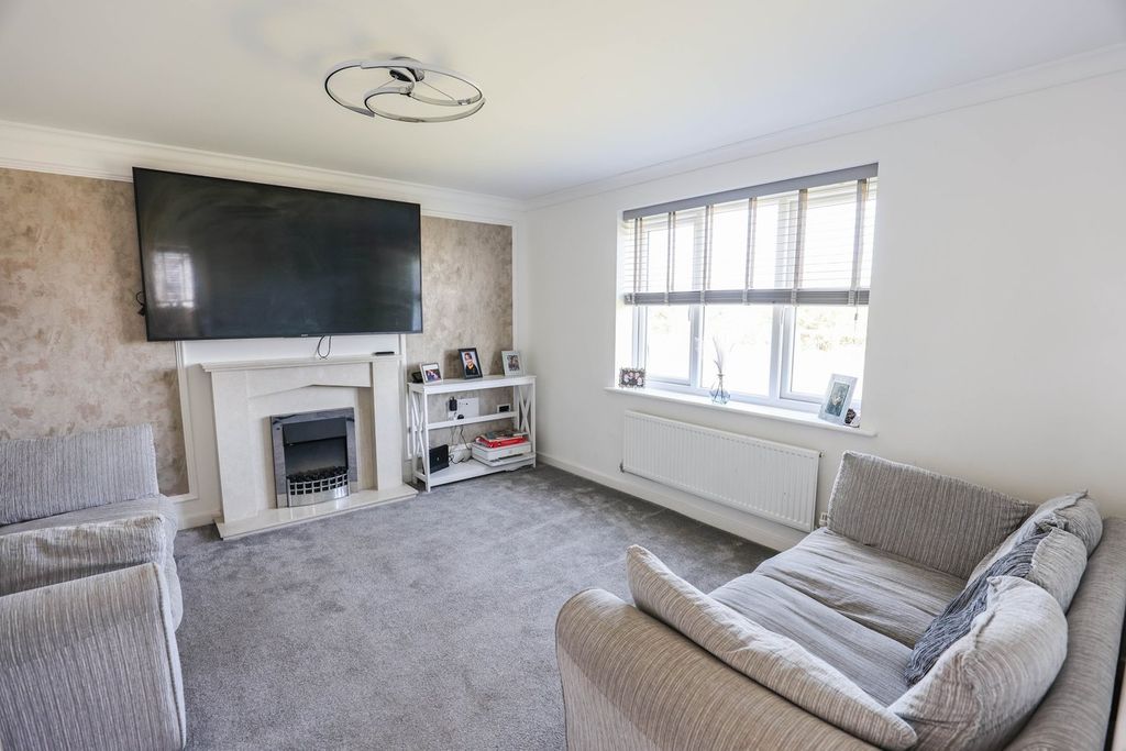 Property photo 3 of 18 Lounge