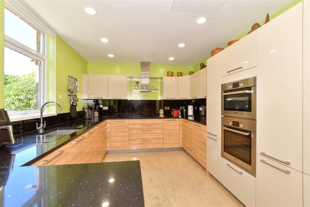 Property photo 3 of 24 Kitchen/Breakfast Room