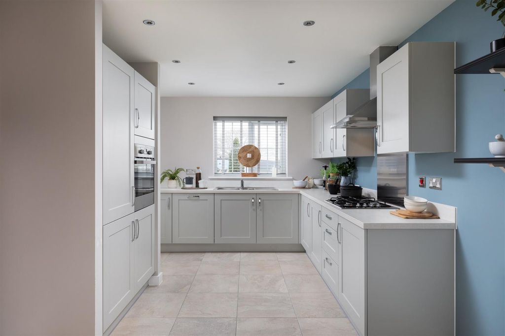 Property photo 3 of 18 Kitchen/Dining