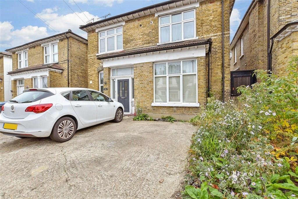 Property photo 1 of 4 Driveway/Parking