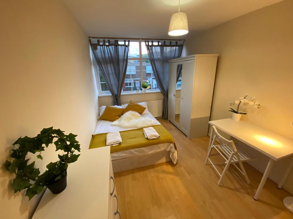 Property photo 3 of 14 Room 4- £850 Available 09/02/2026