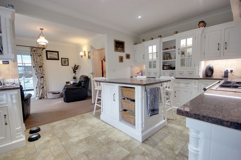 Property photo 3 of 29 1 Liv Kit B