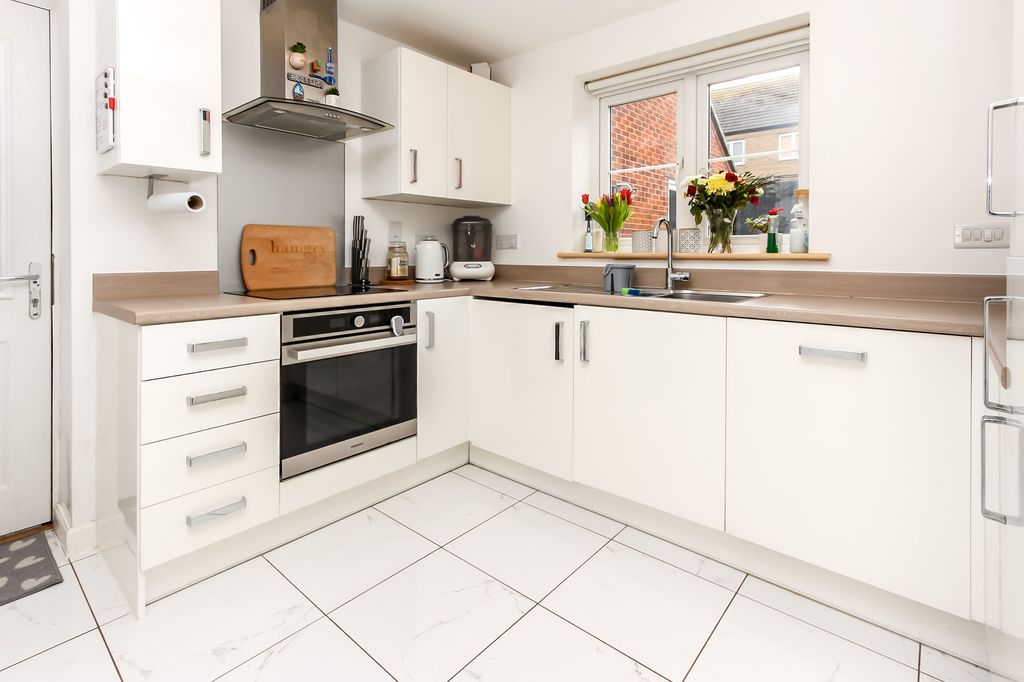 Property photo 2 of 12 Kitchen