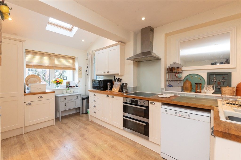 Property photo 3 of 12 Kitchen