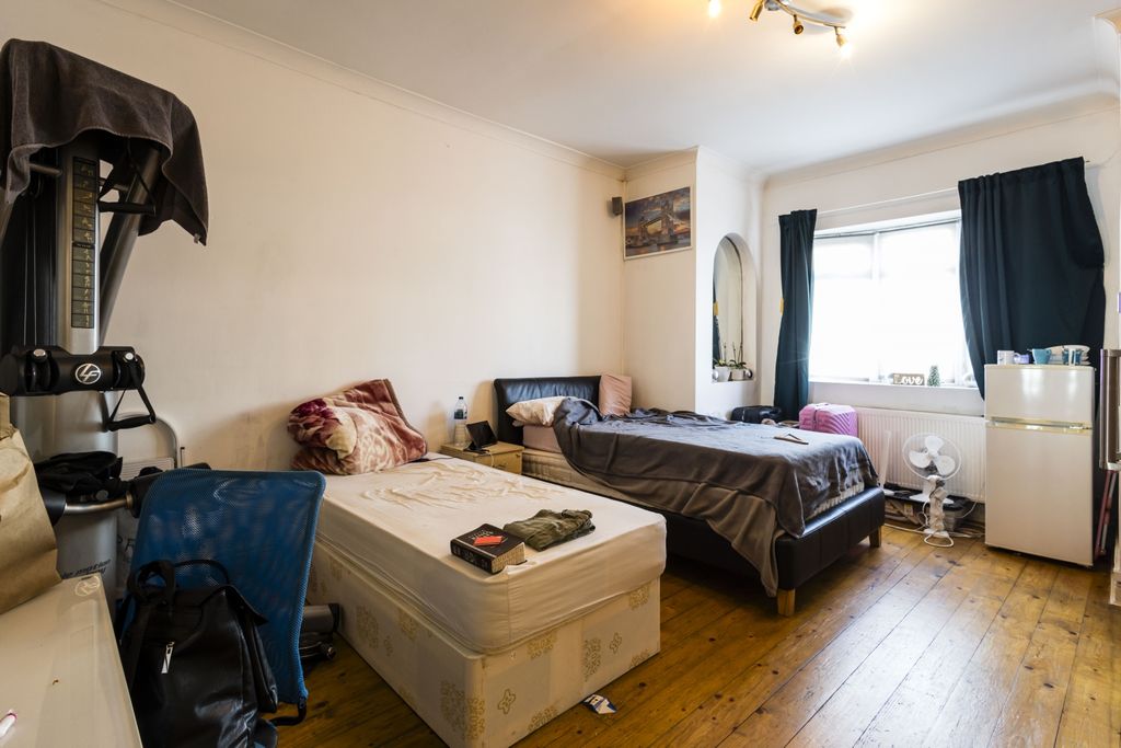 Property photo 3 of 7 1,66 Finchley Lane-2272