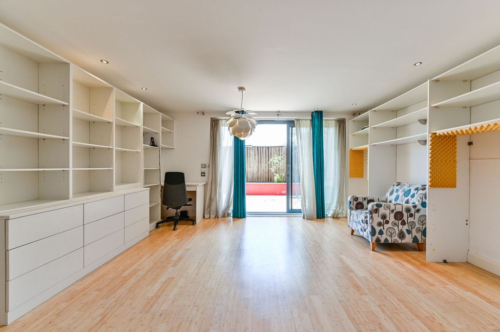 Property photo 2 of 19