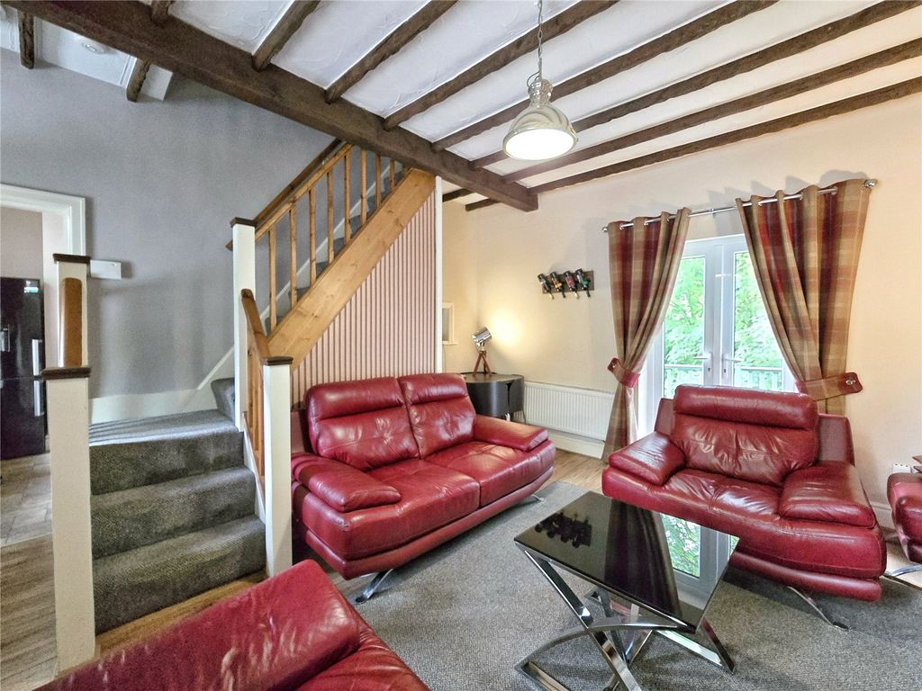 Property photo 2 of 16 Lounge