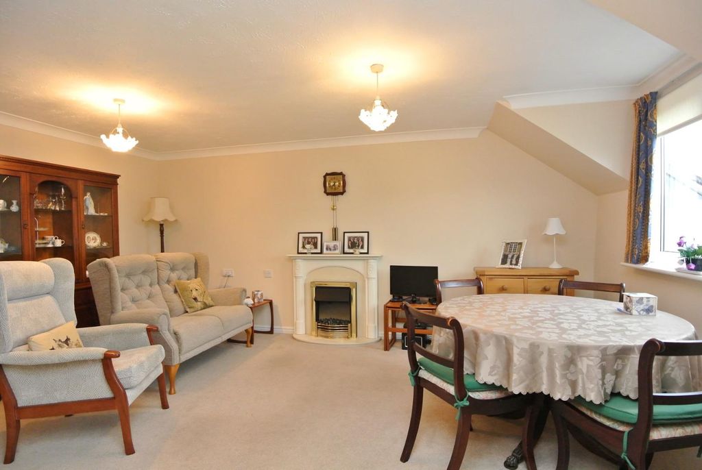 Property photo 2 of 10 Pc Lounge2.Jpg