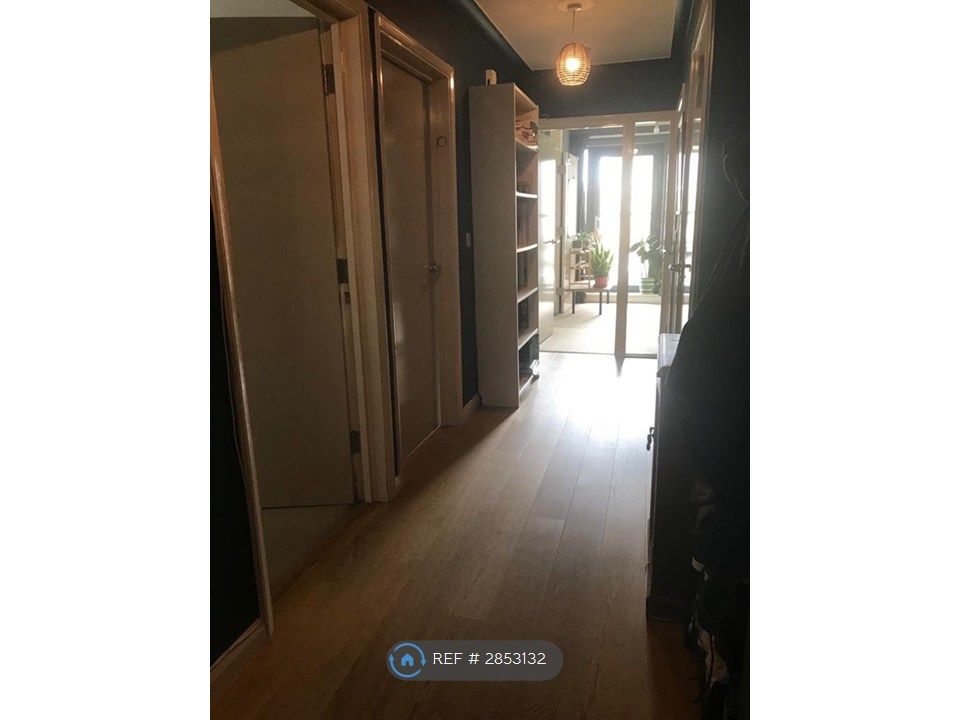 Property photo 2 of 11 Hallway